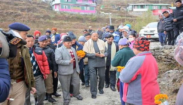 डोकलाम के पास चीन सीमा पर स्थित कुपुप गांव पहुंचे सिक्किम के राज्यपाल डोकलाम के पास चीन सीमा पर स्थित कुपुप गांव पहुंचे सिक्किम के राज्यपाल