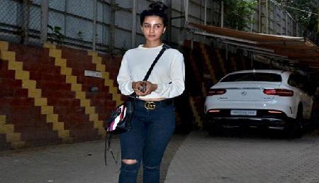 बांद्रा में स्पॉट हुई राजकुमार राव की Girl Friend, दिखा स्टाइलिश Look बांद्रा में स्पॉट हुई राजकुमार राव की Girl Friend, दिखा स्टाइलिश Look