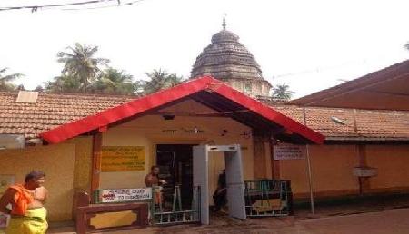 इस मंदिर में टंगे रहते हैं महिलाओं के कपड़े! हैरान करने वाली सच्चाई इस मंदिर में टंगे रहते हैं महिलाओं के कपड़े! हैरान करने वाली सच्चाई