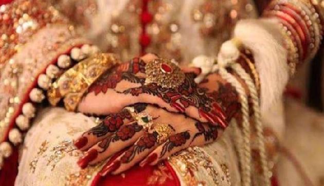यहां शादी के जोड़े में अच्छी तरह तैयार होकर बिकने के लिए आती है दुल्हनें, ये है वजह यहां शादी के जोड़े में अच्छी तरह तैयार होकर बिकने के लिए आती है दुल्हनें, ये है वजह