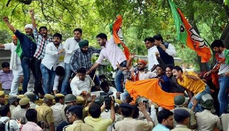 सुप्रीम कोर्ट के फैसले के बाद अपने ही बुने जाल में फंसी कांग्रेस, भाजपा ने बनाया चक्रव्यूह सुप्रीम कोर्ट के फैसले के बाद अपने ही बुने जाल में फंसी कांग्रेस, भाजपा ने बनाया चक्रव्यूह