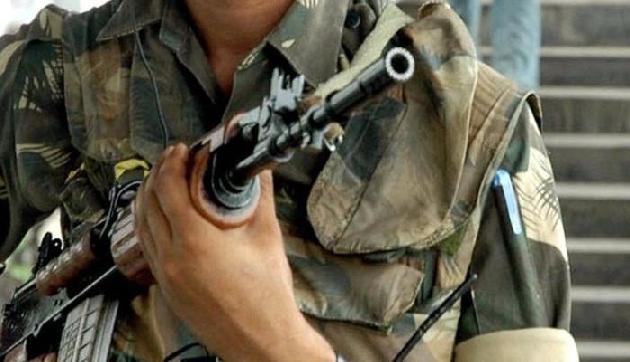 तलाशी के दौरान हाथ लगा कट्टर उग्रवादी, भारी गोला-बारूद बरामद तलाशी के दौरान हाथ लगा कट्टर उग्रवादी, भारी गोला-बारूद बरामद