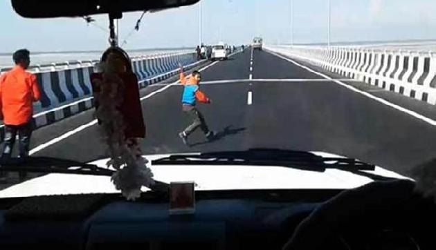 बोगीबील ब्रिज पर भयानक हादसा, बच्चे को कार ने मारी टक्कर बोगीबील ब्रिज पर भयानक हादसा, बच्चे को कार ने मारी टक्कर