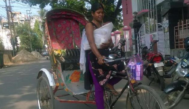 बच्चे को गले में टांगकर रिक्शा चलाती है ये महिला, आंखें नम कर देने वाली है इनकी कहानी बच्चे को गले में टांगकर रिक्शा चलाती है ये महिला, आंखें नम कर देने वाली है इनकी कहानी