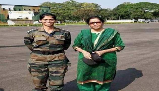 निर्मला सीतारमण की बेटी के साथ ये फोटो वायरल, सच्चाई जान उड़ जाएंगे आपके होश निर्मला सीतारमण की बेटी के साथ ये फोटो वायरल, सच्चाई जान उड़ जाएंगे आपके होश