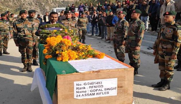 नागालैंड में शहीद हुआ असम राइफल्स का जवान, नम आंखों ने दी विदार्इ नागालैंड में शहीद हुआ असम राइफल्स का जवान, नम आंखों ने दी विदार्इ