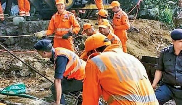 अभी भी खदान कर्मियों के बचावकार्य में लगी है टीम, गांव वालों से नहीं मिल पा रही कोर्इ मदद अभी भी खदान कर्मियों के बचावकार्य में लगी है टीम, गांव वालों से नहीं मिल पा रही कोर्इ मदद