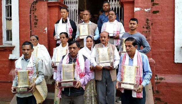 भाजपा के खिलाफ खड़े हुए 22 शहीदों के परिजन, लौटाया सम्मान भाजपा के खिलाफ खड़े हुए 22 शहीदों के परिजन, लौटाया सम्मान