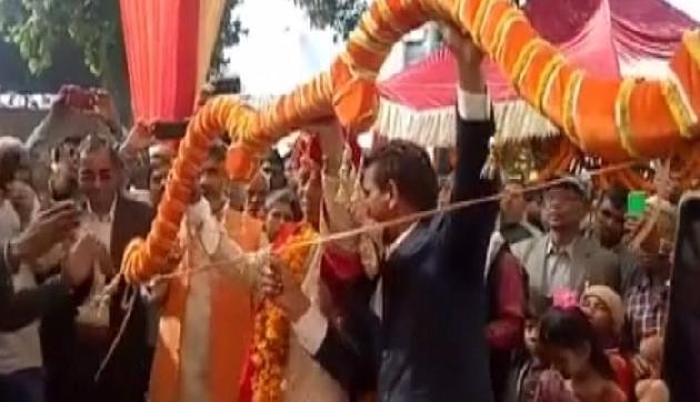 अनोखी शादी, भगवान राम की तरह दूल्हे ने तोड़ा धनुष
अनोखी शादी, भगवान राम की तरह दूल्हे ने तोड़ा धनुष