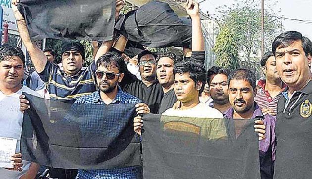 भाजपा के लिए काला कपड़ा बना मुसीबत, शिक्षा मंत्री का जोरदार विरोध भाजपा के लिए काला कपड़ा बना मुसीबत, शिक्षा मंत्री का जोरदार विरोध
