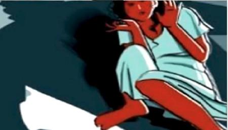 छात्रा को दुष्कर्म के बाद छोड़ा, जान से मारने की धमकी, मामला दर्ज
छात्रा को दुष्कर्म के बाद छोड़ा, जान से मारने की धमकी, मामला दर्ज