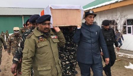 पुलवामा आतंकी हमला: राजनाथ ने शहीद जवानों को दी श्रद्धांजलि, शव को दिया कंधा पुलवामा आतंकी हमला: राजनाथ ने शहीद जवानों को दी श्रद्धांजलि, शव को दिया कंधा