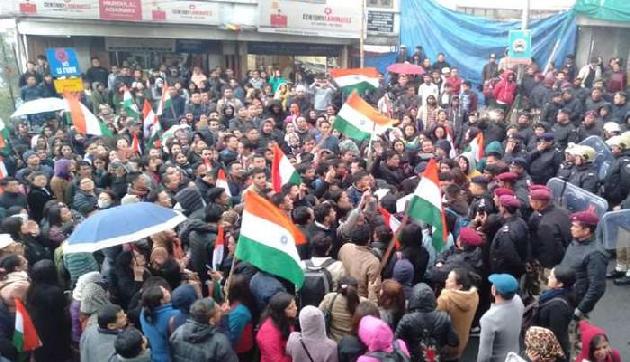सरकार के कदम से खुश नहीं अंदोलनकारी, जारी रहेगा प्रदर्शन सरकार के कदम से खुश नहीं अंदोलनकारी, जारी रहेगा प्रदर्शन
