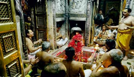 महाशिवरात्रि पर मंदिर में उमड़े श्रद्धालु, लगे 'हर-हर महादेव' के जयकारे महाशिवरात्रि पर मंदिर में उमड़े श्रद्धालु, लगे 'हर-हर महादेव' के जयकारे