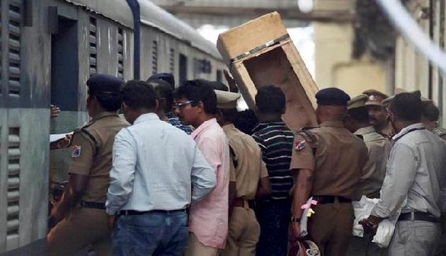 एक्सप्रेस ट्रेन से शराब के साथ तस्कर धराया, चुनाव में उपयोग होने की आशंका एक्सप्रेस ट्रेन से शराब के साथ तस्कर धराया, चुनाव में उपयोग होने की आशंका