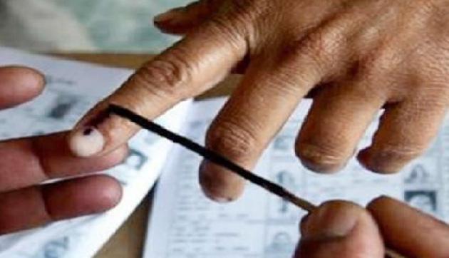 लाइन में लगकर कैंसर के मरीज ने डाला वोट लाइन में लगकर कैंसर के मरीज ने डाला वोट