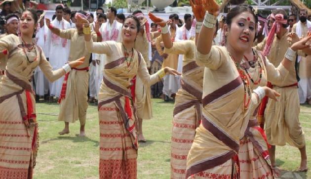 असम में बिहू पर्व पर 'पीठा' और 'गमछा' भेंट करने की खास परंपरा असम में बिहू पर्व पर 'पीठा' और 'गमछा' भेंट करने की खास परंपरा