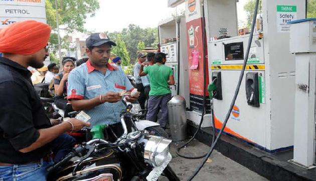 पेट्रोल की कीमतों में आई अभी तक की सबसे बड़ी उछाल, अब इतनी बढ़ गई कीमत पेट्रोल की कीमतों में आई अभी तक की सबसे बड़ी उछाल, अब इतनी बढ़ गई कीमत