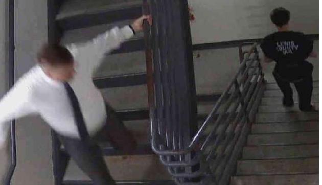 कोर्टरूम में गाउन उतार कर अपराधियों के पीछे भागा जज, देखें तस्वीरें कोर्टरूम में गाउन उतार कर अपराधियों के पीछे भागा जज, देखें तस्वीरें