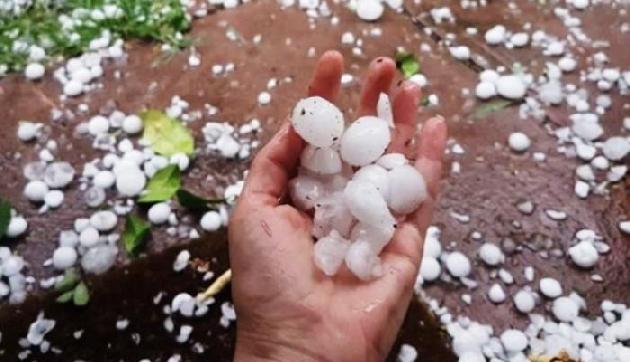 अगले 24 घंटो में अलग-अलग स्थानों पर बारिश के साथ होगी ओलावृष्टि
अगले 24 घंटो में अलग-अलग स्थानों पर बारिश के साथ होगी ओलावृष्टि
