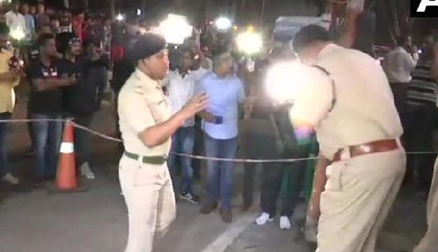 चुनाव के बीच इस राज्य में मॉल के बाहर ग्रेनेड से हमला, एक की मौत, 7 हुए घायल चुनाव के बीच इस राज्य में मॉल के बाहर ग्रेनेड से हमला, एक की मौत, 7 हुए घायल