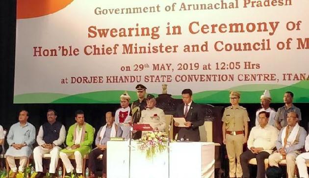 पेमा खांडू दूसरी बार बने अरुणाचल प्रदेश के मुख्यमंत्री, ली पद और गोपनीयता की शपथ पेमा खांडू दूसरी बार बने अरुणाचल प्रदेश के मुख्यमंत्री, ली पद और गोपनीयता की शपथ