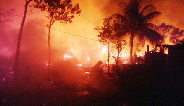 भीषण गर्मी में आग का कहर, नागालैंड के इस गांव में 15 घर जलकर हुए खाक
भीषण गर्मी में आग का कहर, नागालैंड के इस गांव में 15 घर जलकर हुए खाक