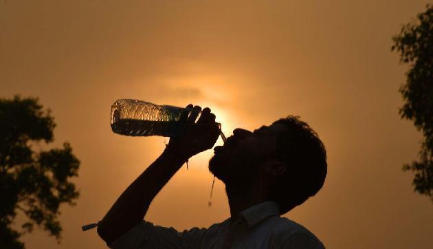Weather Update: कई राज्यों में तेज गर्म हवा चलने के आसार, पारा 49.6 डिग्री सेल्सियस पहुंचा
Weather Update: कई राज्यों में तेज गर्म हवा चलने के आसार, पारा 49.6 डिग्री सेल्सियस पहुंचा