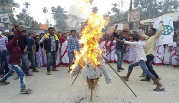 असम NRC के विरोध में आया ये संगठन, CM और बॉर्डर पुलिस के फूंके पुतले असम NRC के विरोध में आया ये संगठन, CM और बॉर्डर पुलिस के फूंके पुतले
