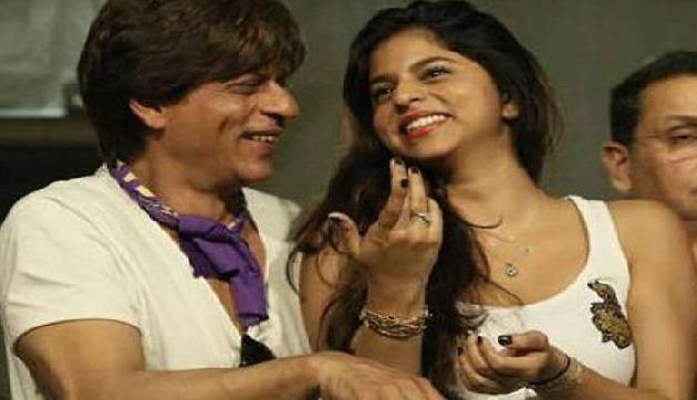 Internet पर जबरदस्त वायरल हो रही है SRK की बेटी सुहाना की बाथरूम सेल्फी, जानिए क्यों Internet पर जबरदस्त वायरल हो रही है SRK की बेटी सुहाना की बाथरूम सेल्फी, जानिए क्यों