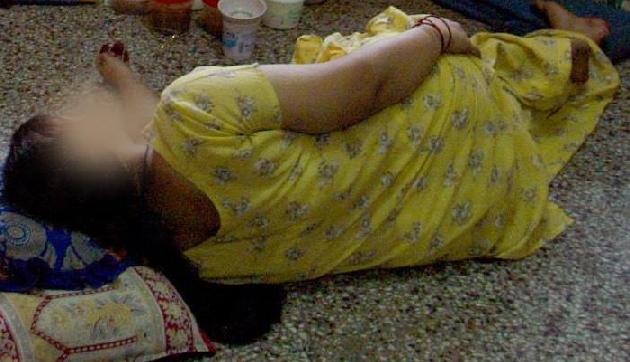 असम NRC: 3 साल से नजरबंदी कैंप में सड़ रही हिंदू महिला, लगा विदेशी का तमगा असम NRC: 3 साल से नजरबंदी कैंप में सड़ रही हिंदू महिला, लगा विदेशी का तमगा
