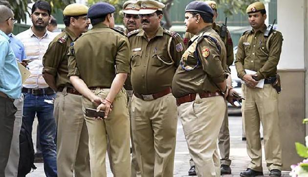 इतिहास में पहली बार जनता के आगे ऐसे झुकी पुलिस, देखने वाला है नजारा इतिहास में पहली बार जनता के आगे ऐसे झुकी पुलिस, देखने वाला है नजारा