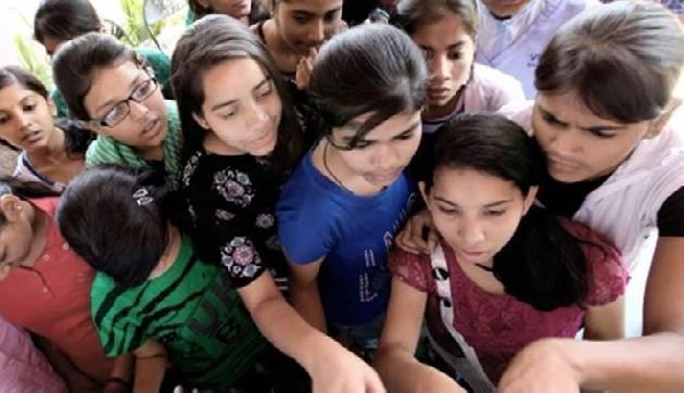 10वीं के छात्र को सभी विषय में मिले 35 नंबर, खूब हो रही चर्चा
10वीं के छात्र को सभी विषय में मिले 35 नंबर, खूब हो रही चर्चा