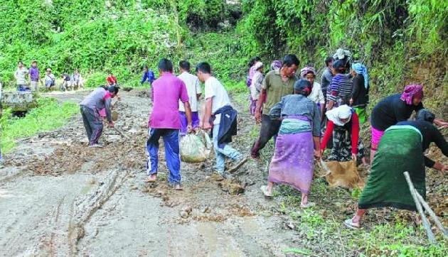 लोगों ने राज्य सरकार की पूजा कर अनोखे अंदाज में जताया विरोध, जानिए पूरा मामला लोगों ने राज्य सरकार की पूजा कर अनोखे अंदाज में जताया विरोध, जानिए पूरा मामला