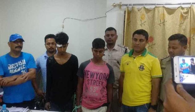 दो कुख्यात शिकारियों को पकड़ने के लिए बिछाया गया ऐसा जाल, हथियार भी हुए बरामद दो कुख्यात शिकारियों को पकड़ने के लिए बिछाया गया ऐसा जाल, हथियार भी हुए बरामद