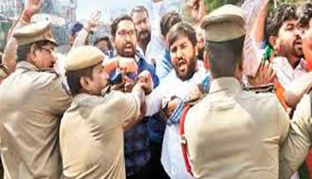 अपने ही सहयोगी दल से भिड़े भाजपा के कार्यकर्ता, पांच घायल, पुलिस ने छोड़े आंसू गैस के गोले अपने ही सहयोगी दल से भिड़े भाजपा के कार्यकर्ता, पांच घायल, पुलिस ने छोड़े आंसू गैस के गोले