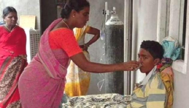 मां के रोने की आवाज सुनकर जिंदा हो गया ब्रेन डेड बेटा, देखने वाले हुए हैरान मां के रोने की आवाज सुनकर जिंदा हो गया ब्रेन डेड बेटा, देखने वाले हुए हैरान