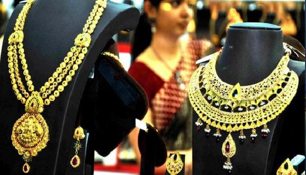 एक झटके में इतना सस्ता हो चुका है सोना, चांदी की कीमतों ने भी किया हैरान एक झटके में इतना सस्ता हो चुका है सोना, चांदी की कीमतों ने भी किया हैरान
