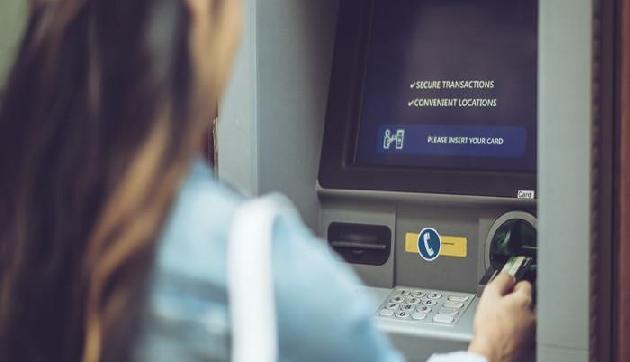 ATM इस्तेमाल करने वालों को लग सकता तगड़ा झटका, दिन में एक बार ही निकाल पाएंगे पैसे!
ATM इस्तेमाल करने वालों को लग सकता तगड़ा झटका, दिन में एक बार ही निकाल पाएंगे पैसे!