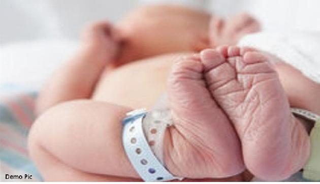 चारपाई पर 5 KM दूर से अस्पताल जा रही गर्भवती महिला ने रास्ते में दिया बच्चे को जन्म चारपाई पर 5 KM दूर से अस्पताल जा रही गर्भवती महिला ने रास्ते में दिया बच्चे को जन्म