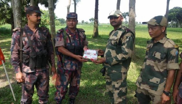 भारतीय-बांग्लादेश सीमा पर तैनात जवानों ने एक-दूसरे को दी ईद की बधाई भारतीय-बांग्लादेश सीमा पर तैनात जवानों ने एक-दूसरे को दी ईद की बधाई