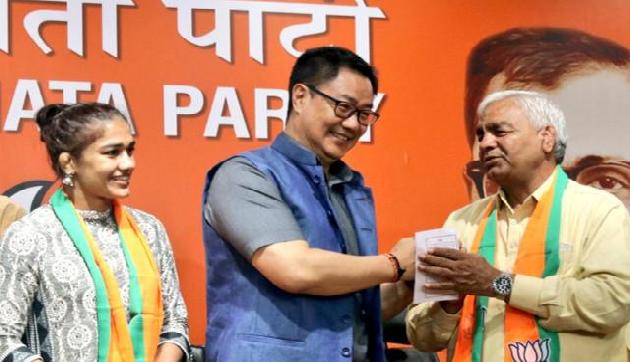 इस दिग्गज नेता की मौजूदगी में पहलवान बबीता फगोट तथा उनके पिता भाजपा में शामिल
इस दिग्गज नेता की मौजूदगी में पहलवान बबीता फगोट तथा उनके पिता भाजपा में शामिल