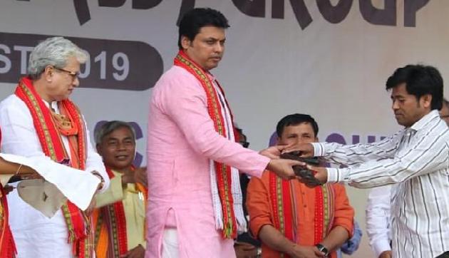 भाजपा सरकार को मिली बड़ी कामयाबी, एक साथ 88 उग्रवादियों ने हथियार के साथ किया सरेंडर भाजपा सरकार को मिली बड़ी कामयाबी, एक साथ 88 उग्रवादियों ने हथियार के साथ किया सरेंडर