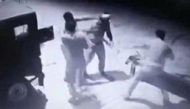 रिश्वत के पैसे के लिए आपस में ही भिड़ गए पुलिसवाले, वीडियो वायरल
रिश्वत के पैसे के लिए आपस में ही भिड़ गए पुलिसवाले, वीडियो वायरल