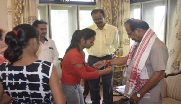 असम के राज्यपाल ने कुछ इस तरह मनाया रक्षबंधन, बहनों को दिया ये तोहफा असम के राज्यपाल ने कुछ इस तरह मनाया रक्षबंधन, बहनों को दिया ये तोहफा
