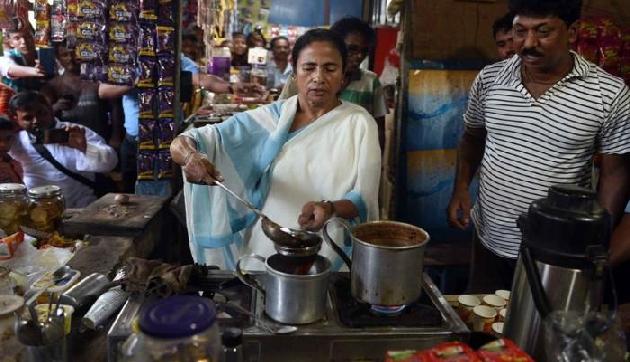 ममता बनर्जी अचानक दुकान में पहुंच कर बोली, हटो हम बनाते हैं चाय, देखें वीडियो ममता बनर्जी अचानक दुकान में पहुंच कर बोली, हटो हम बनाते हैं चाय, देखें वीडियो