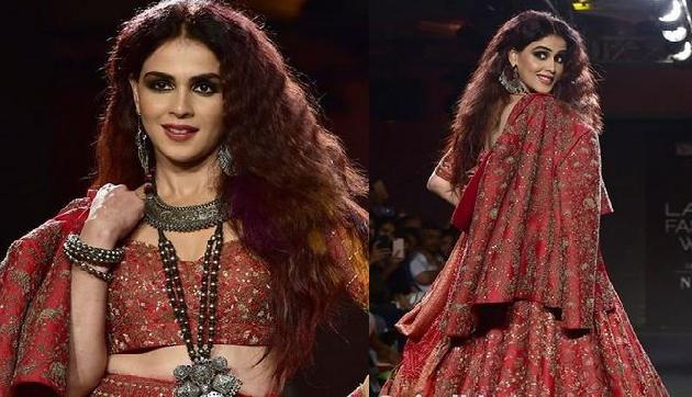 Actress ने पति के खातिर छोड़ा बॉलीवुड, 5 साल बाद रैंप वॉक कर मचाया धमाल Actress ने पति के खातिर छोड़ा बॉलीवुड, 5 साल बाद रैंप वॉक कर मचाया धमाल