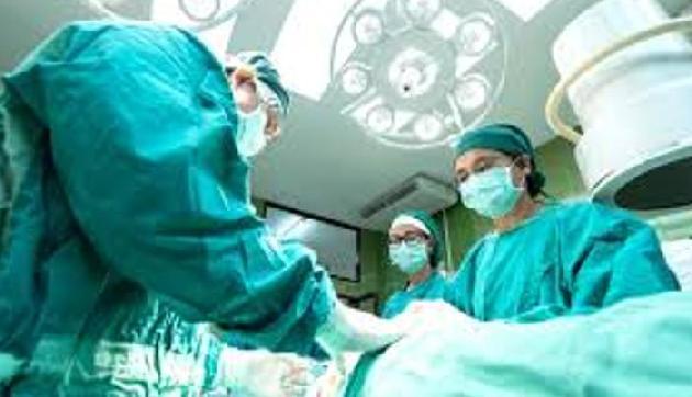 सड़क हादसे में 200 फीट गहरी खाई में गिरा युवक, जटिल ऑपरेशन कर डॉक्टरों ने दिया नया जीवन सड़क हादसे में 200 फीट गहरी खाई में गिरा युवक, जटिल ऑपरेशन कर डॉक्टरों ने दिया नया जीवन