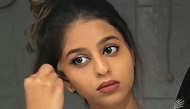 मेकअप करती हुई SRK की बेटी सुहाना का फोटो वायरल, फैंस कर रहे हैं ऐसे कमेंट्स
मेकअप करती हुई SRK की बेटी सुहाना का फोटो वायरल, फैंस कर रहे हैं ऐसे कमेंट्स