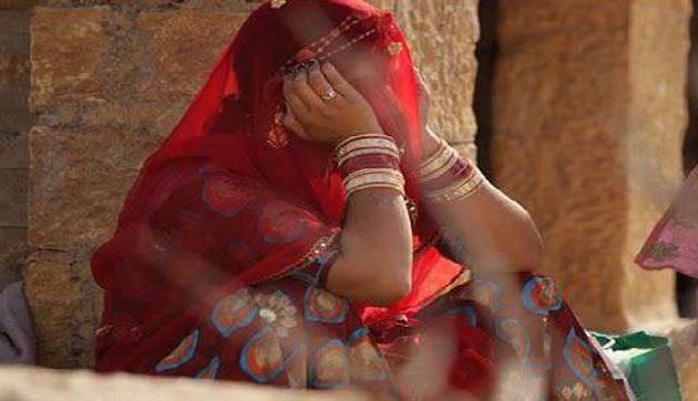 भयावह प्रथा, यहां लोग मिलकर उतारते हैं लड़की के वस्त्र, जिंदगी भर नहीं होती शादी भयावह प्रथा, यहां लोग मिलकर उतारते हैं लड़की के वस्त्र, जिंदगी भर नहीं होती शादी